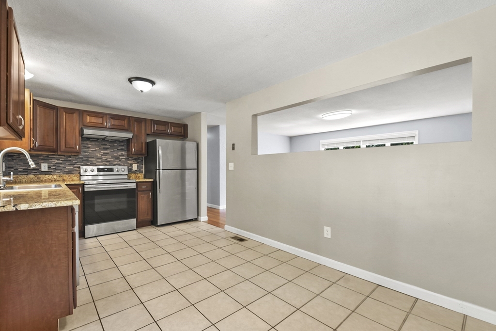 3 bed, 1 bath apartment for rent at 10 Lawndale Rd Unit 1, Mansfield — photo 9 of 33