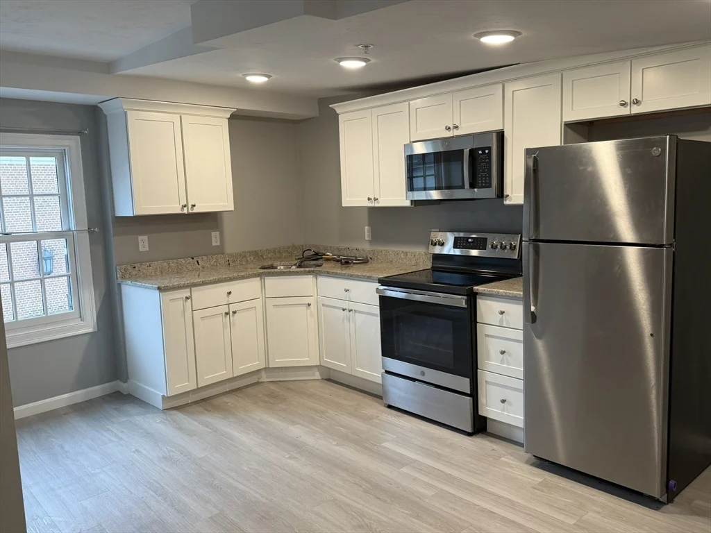 2 bed, 1 bath apartment for rent at 10 Leyden St Unit 3, Plymouth — photo 3 of 15