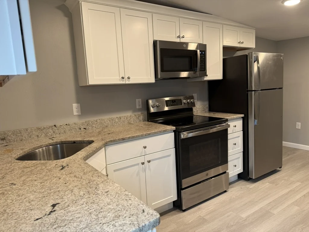 2 bed, 1 bath apartment for rent at 10 Leyden St Unit 3, Plymouth — photo 4 of 15
