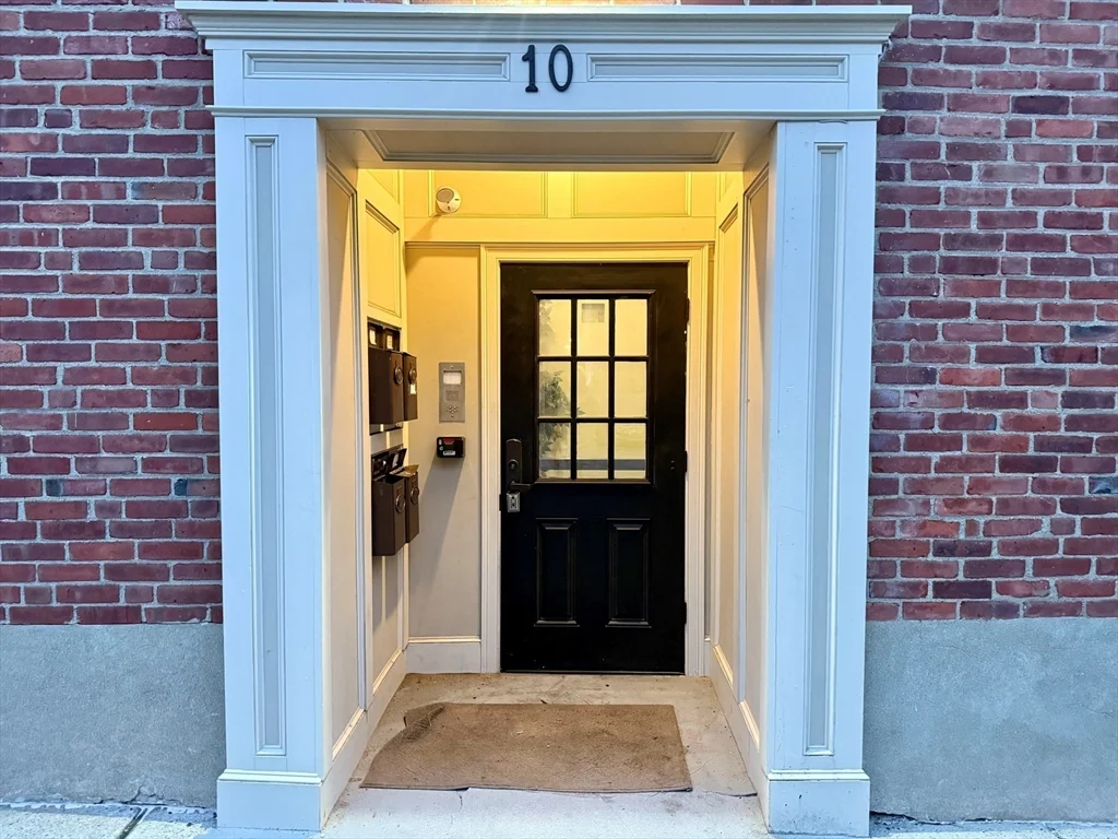 2 bed, 1 bath apartment for rent at 10 Leyden St Unit 3, Plymouth