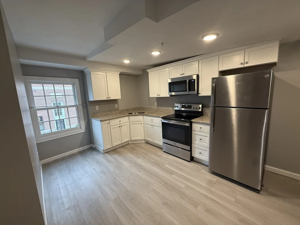 2 bed, 1 bath apartment for rent at 10 Leyden St Unit 3, Plymouth — photo 2 of 15