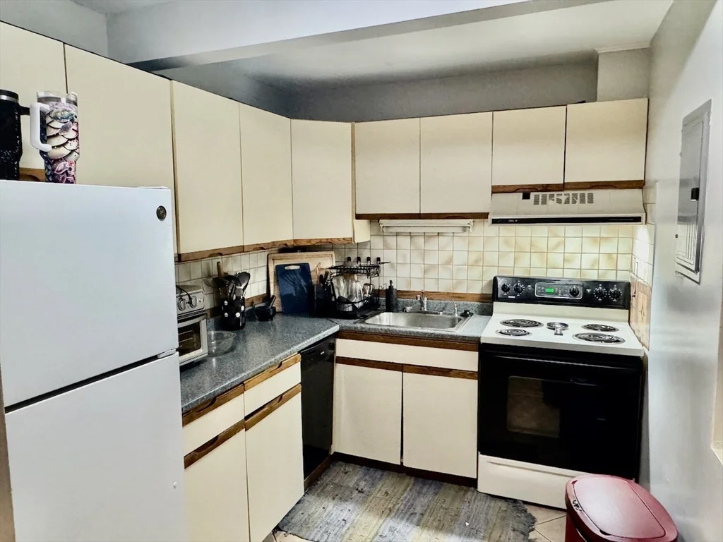 1 bed, 1 bath apartment for rent at 10 Linda Ln Unit 2-6, Dorchester — photo 3 of 16