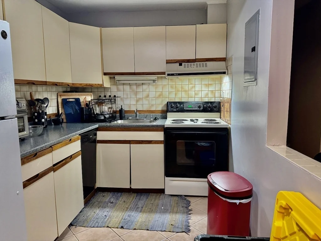 1 bed, 1 bath apartment for rent at 10 Linda Ln Unit 2-6, Dorchester — photo 8 of 16