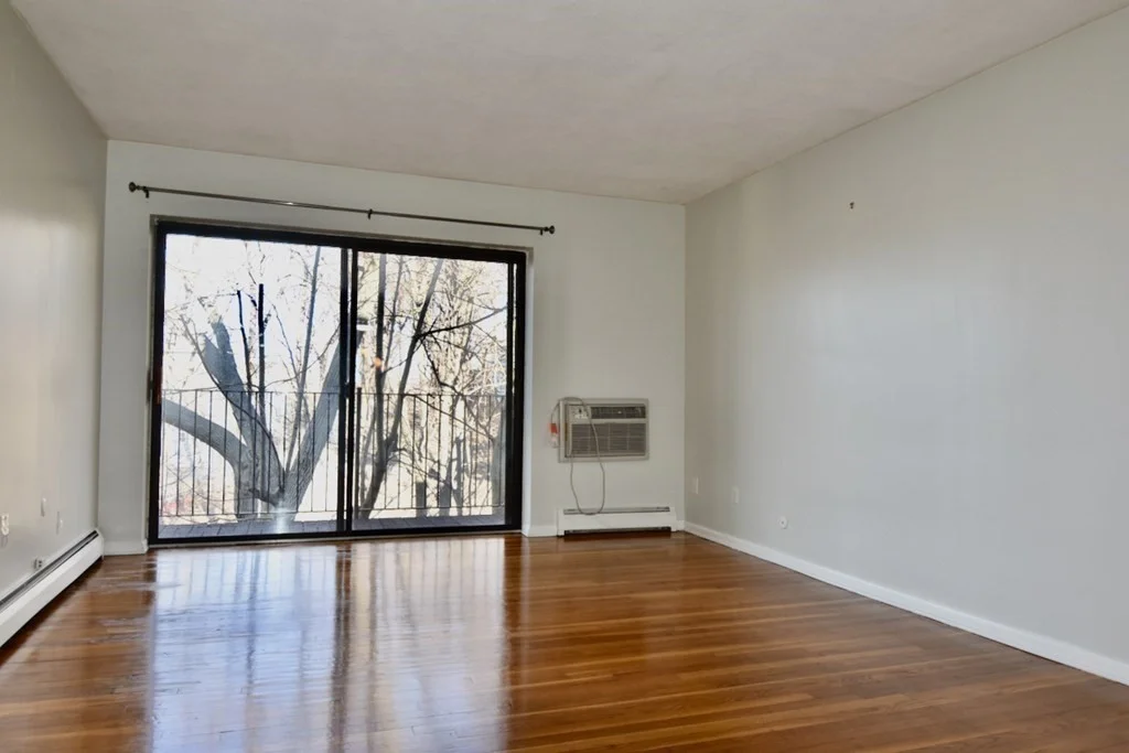 1 bed, 1 bath apartment for rent at 10 Linda Ln Unit 4-4, Dorchester — photo 3 of 14