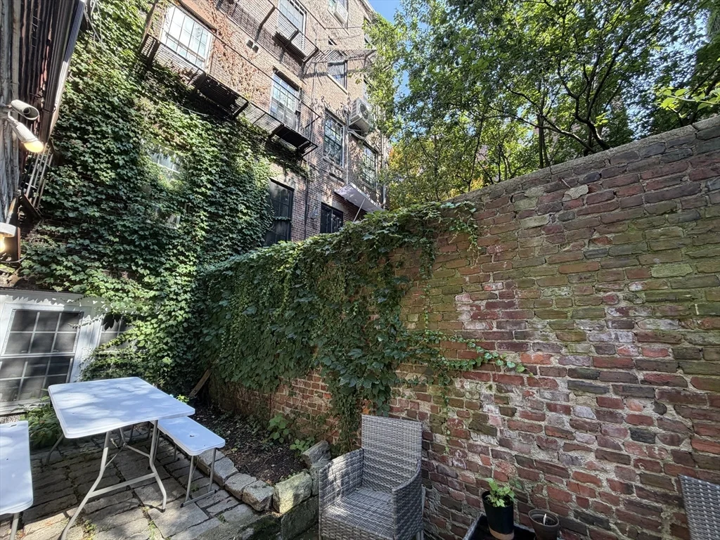 3 bed, 2 bath apartment for rent at 10 Lindall Pl Unit 5, Beacon Hill — photo 2 of 23