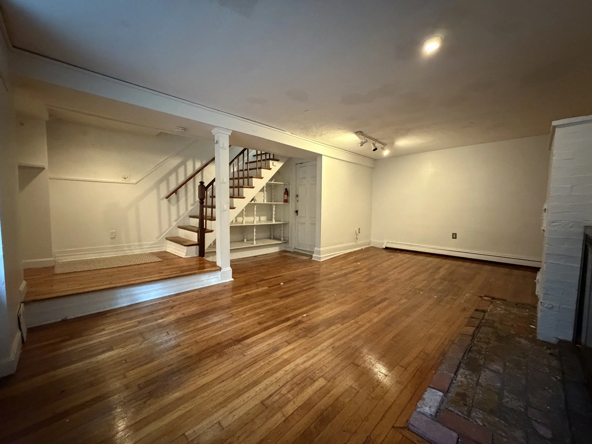 3 bed, 2 bath apartment for rent at 10 Lindall Pl Unit 5, Beacon Hill — photo 2 of 21