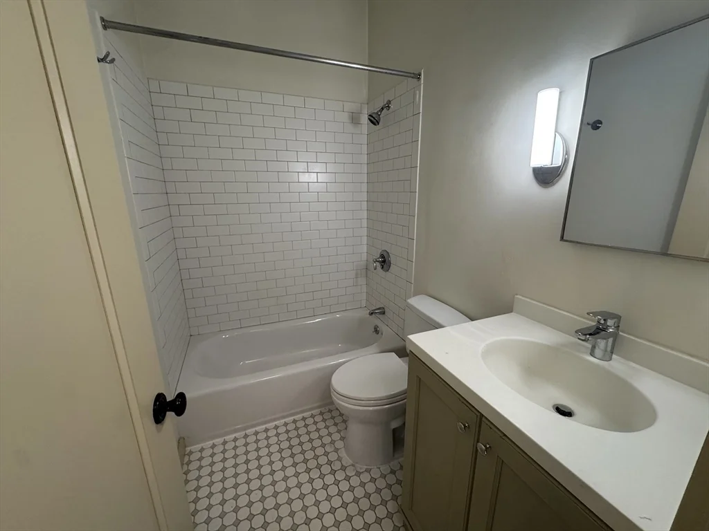 2 bed, 1 bath apartment for rent at 10 Linwood Unit 3, Roxbury — photo 8 of 16