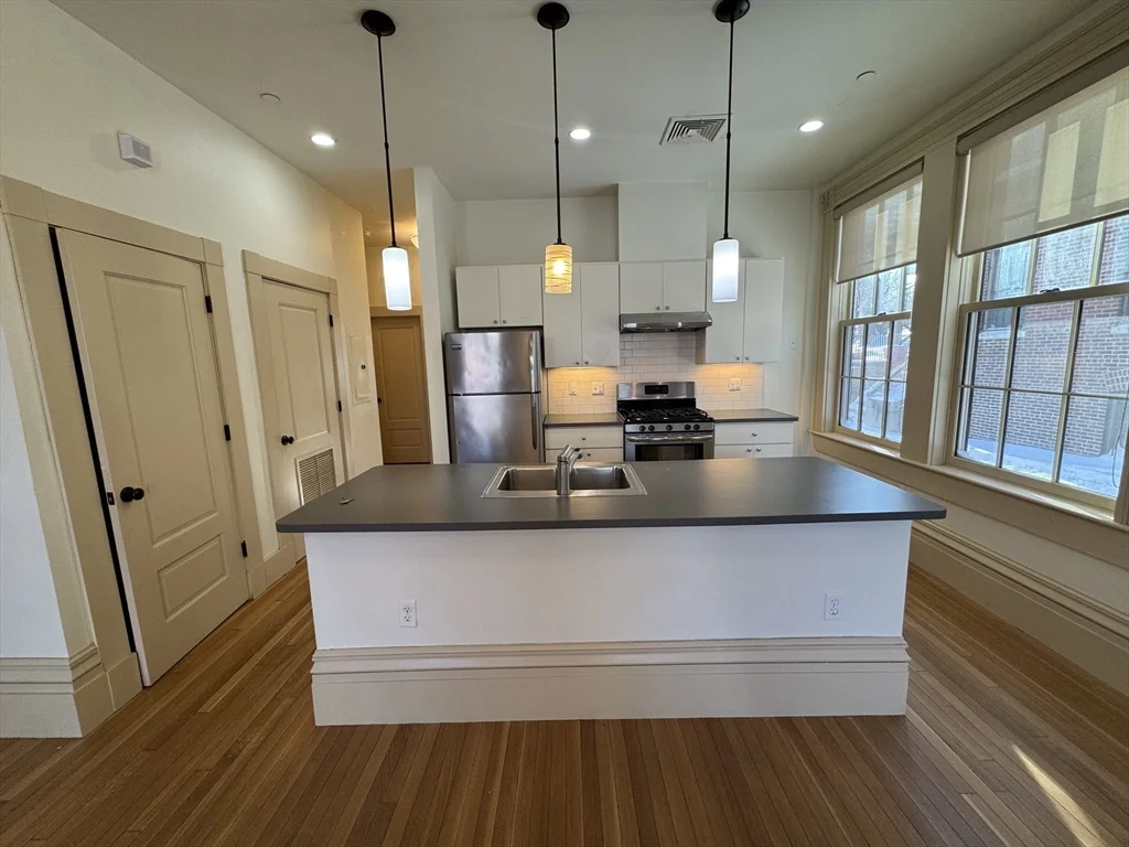 2 bed, 1 bath apartment for rent at 10 Linwood Unit 3, Roxbury — photo 5 of 16
