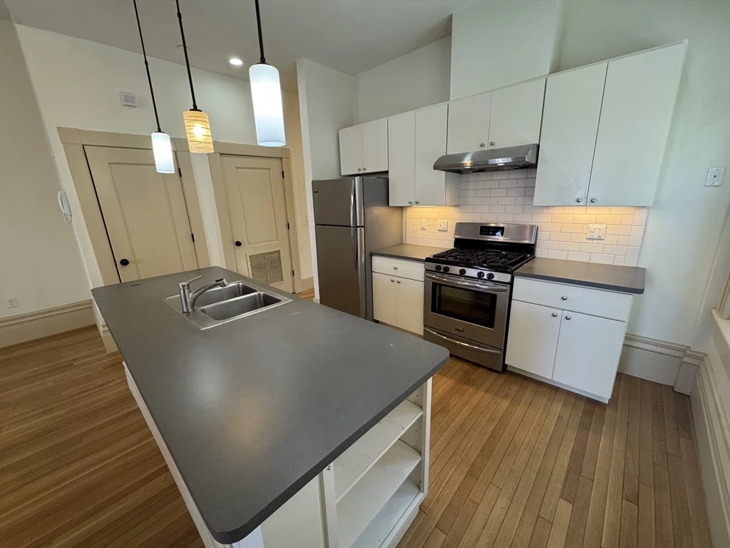 2 bed, 1 bath apartment for rent at 10 Linwood Unit 3, Roxbury — photo 6 of 16