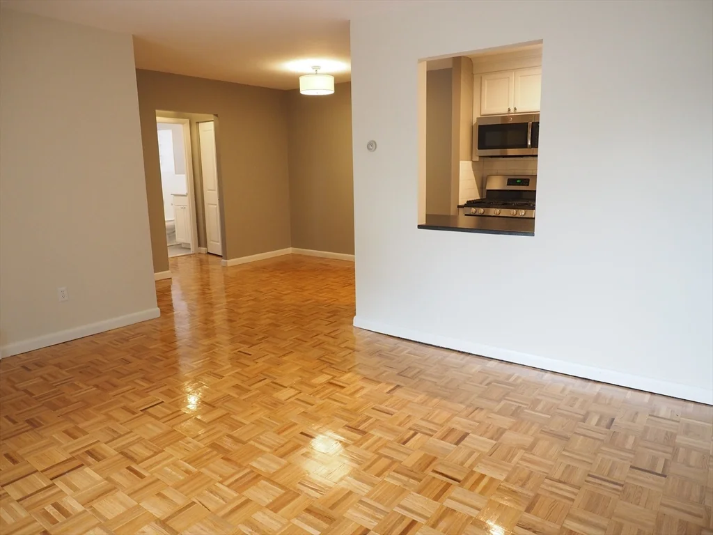 1 bed, 1 bath apartment for rent at 10 Longwood Dr Unit 10, Andover — photo 2 of 20