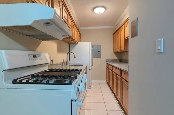 2 bed, 1 bath apartment for rent at 10 Longwood Dr Unit 5, Andover — photo 3 of 16