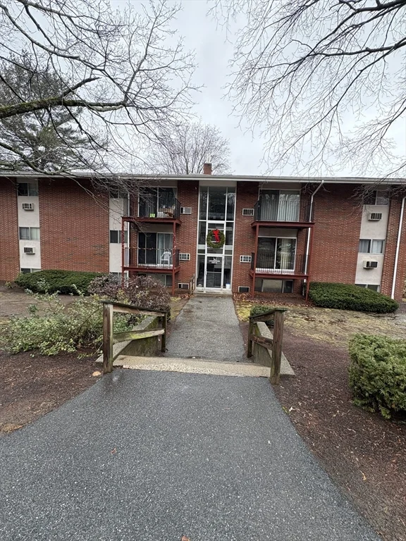 2 bed, 1 bath apartment for rent at 10 Longwood Dr Unit 5, Andover — photo 1 of 16