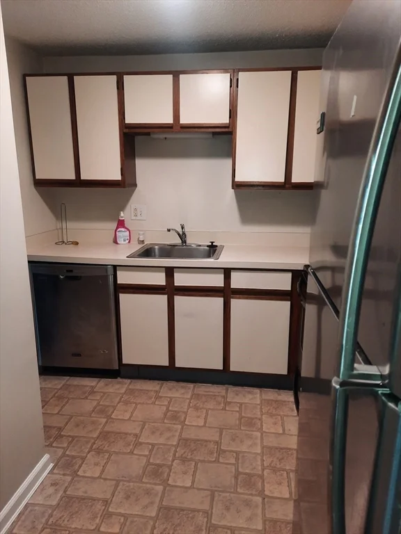 2 bed, 1 bath apartment for rent at 10 Longworth Ave Unit 10, Brockton — photo 3 of 6