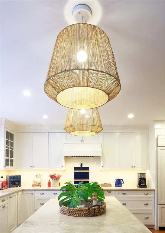 7 bed, 4+ bath apartment for rent at 10 Lyon St Unit _, Nantucket (vil) — photo 9 of 41