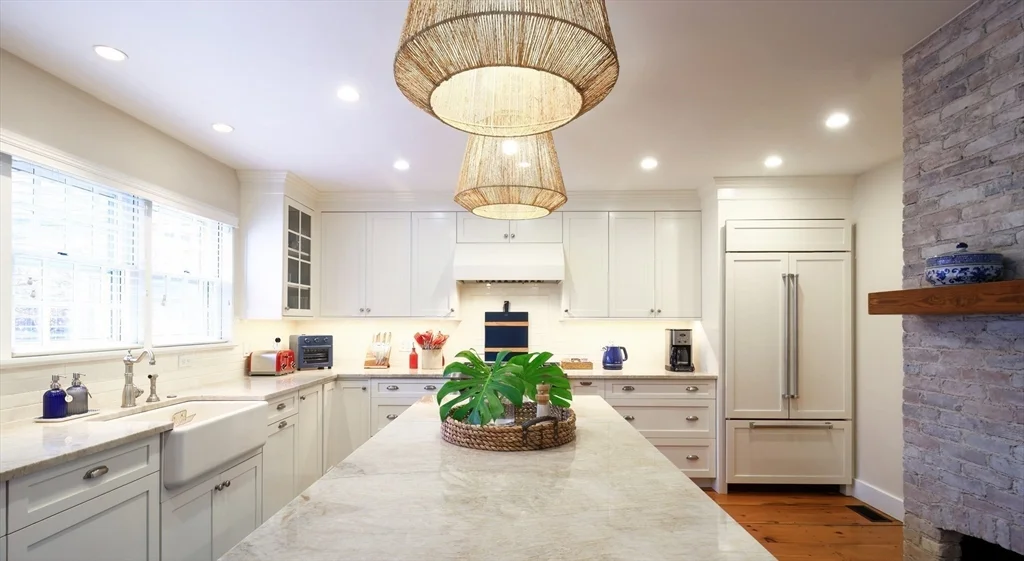 7 bed, 4+ bath apartment for rent at 10 Lyon St Unit _, Nantucket (vil) — photo 10 of 41