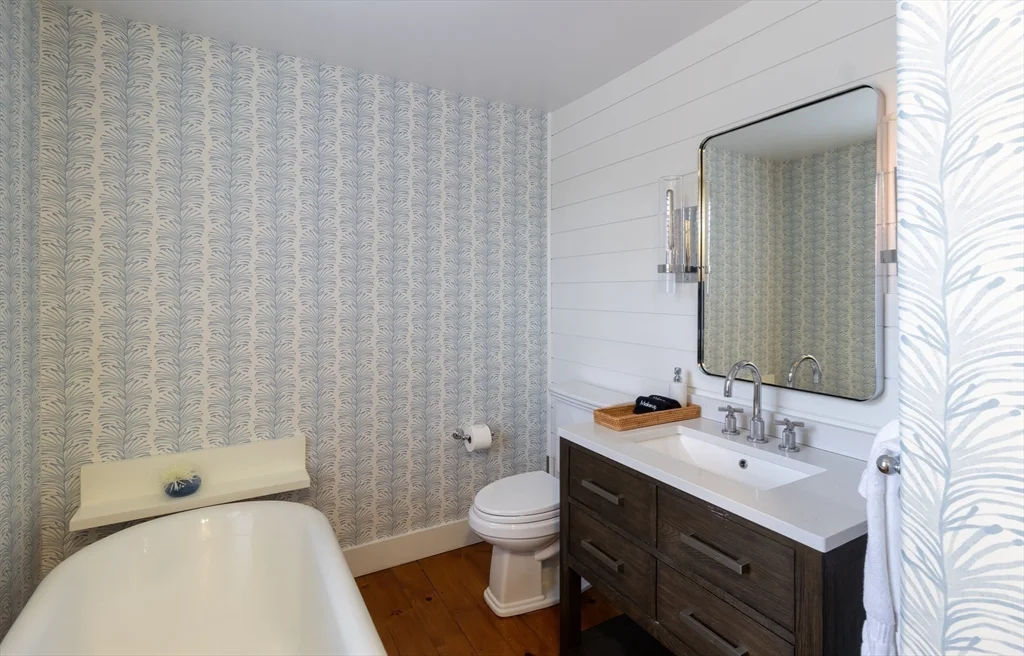 7 bed, 4+ bath apartment for rent at 10 Lyon St Unit _, Nantucket (vil) — photo 27 of 41