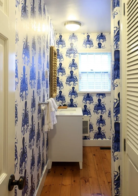 7 bed, 4+ bath apartment for rent at 10 Lyon St Unit _, Nantucket (vil) — photo 22 of 41