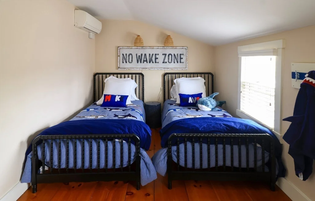 7 bed, 4+ bath apartment for rent at 10 Lyon St Unit _, Nantucket (vil) — photo 31 of 41