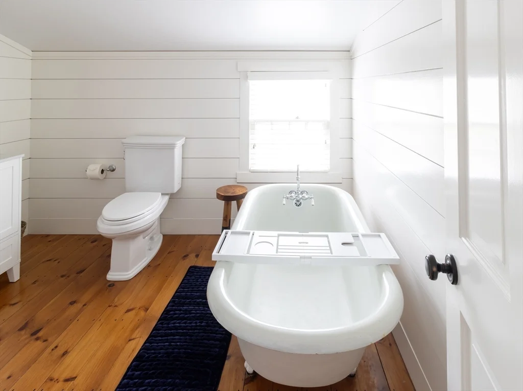 7 bed, 4+ bath apartment for rent at 10 Lyon St Unit _, Nantucket (vil) — photo 30 of 41