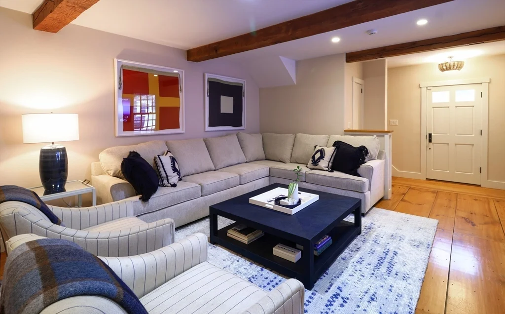 7 bed, 4+ bath apartment for rent at 10 Lyon St Unit _, Nantucket (vil) — photo 17 of 41