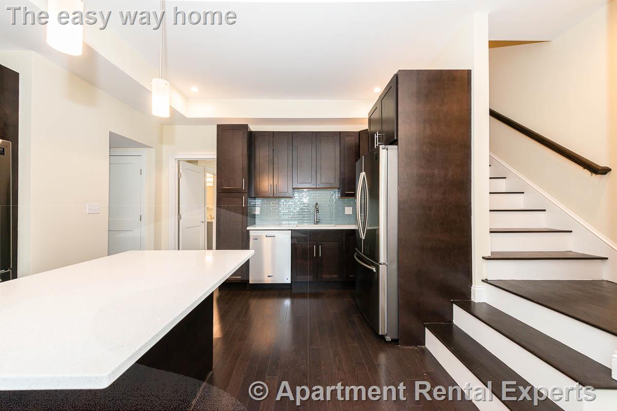 6 bed, 4+ bath apartment for rent at 10 Marion St Unit 1, Tufts — photo 6 of 28