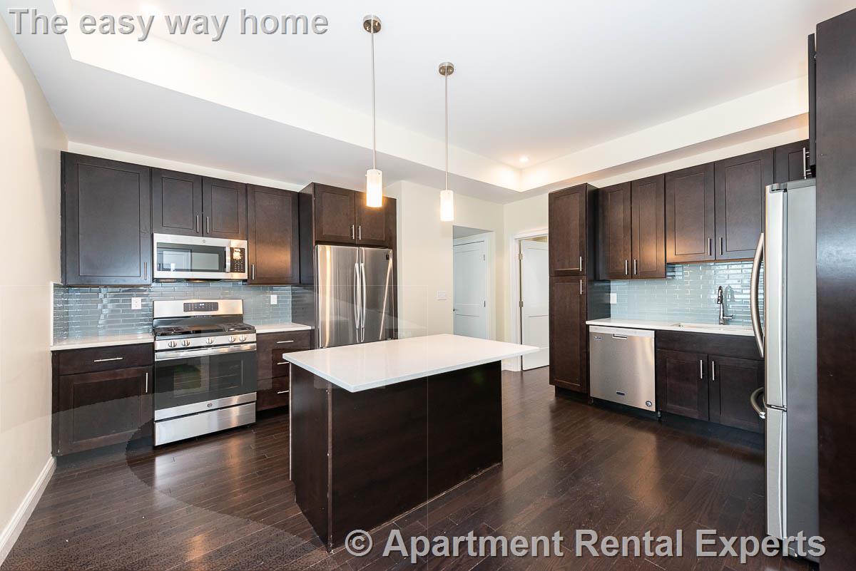 6 bed, 4+ bath apartment for rent at 10 Marion St Unit 1, Tufts — photo 1 of 28