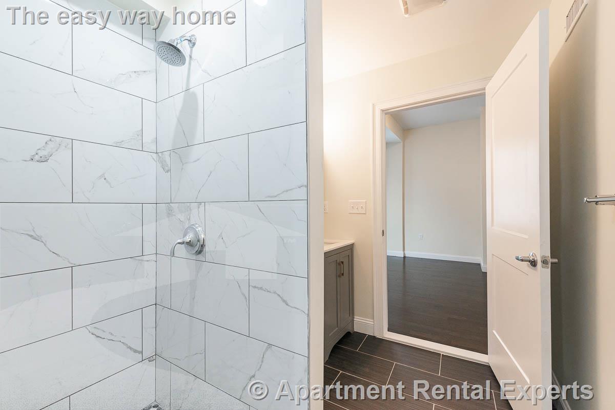 6 bed, 4+ bath apartment for rent at 10 Marion St Unit 1, Tufts — photo 10 of 28