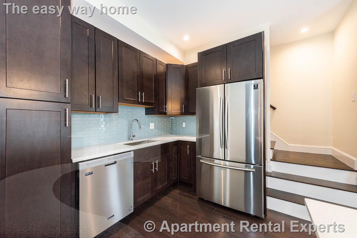 6 bed, 4+ bath apartment for rent at 10 Marion St Unit 1, Tufts — photo 4 of 28