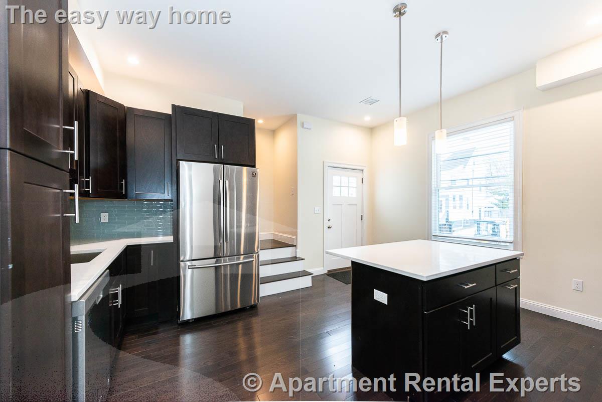 6 bed, 4+ bath apartment for rent at 10 Marion St Unit 1, Tufts — photo 2 of 28