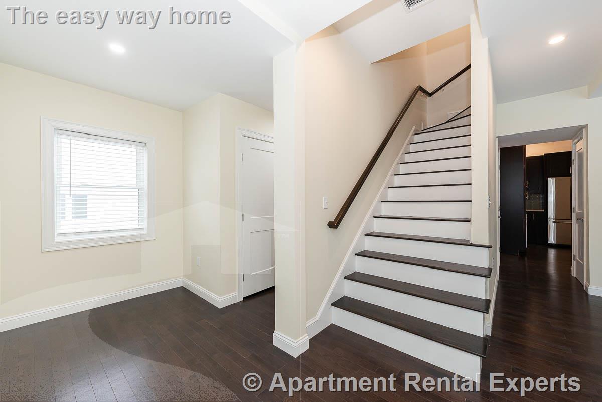 6 bed, 4+ bath apartment for rent at 10 Marion St Unit 1, Tufts — photo 13 of 28