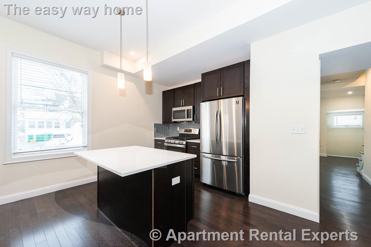 6 bed, 4+ bath apartment for rent at 10 Marion St Unit 1, Tufts — photo 5 of 28