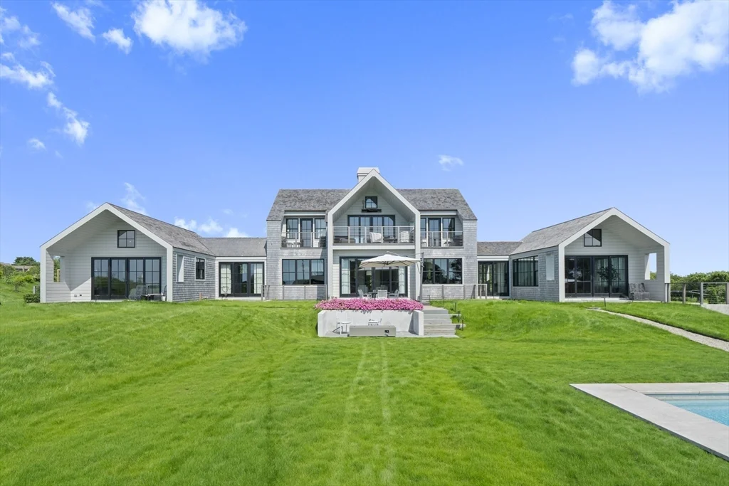 6 bed, 4+ bath apartment for rent at 10 Maxey Pond Rd, Nantucket — photo 1 of 35