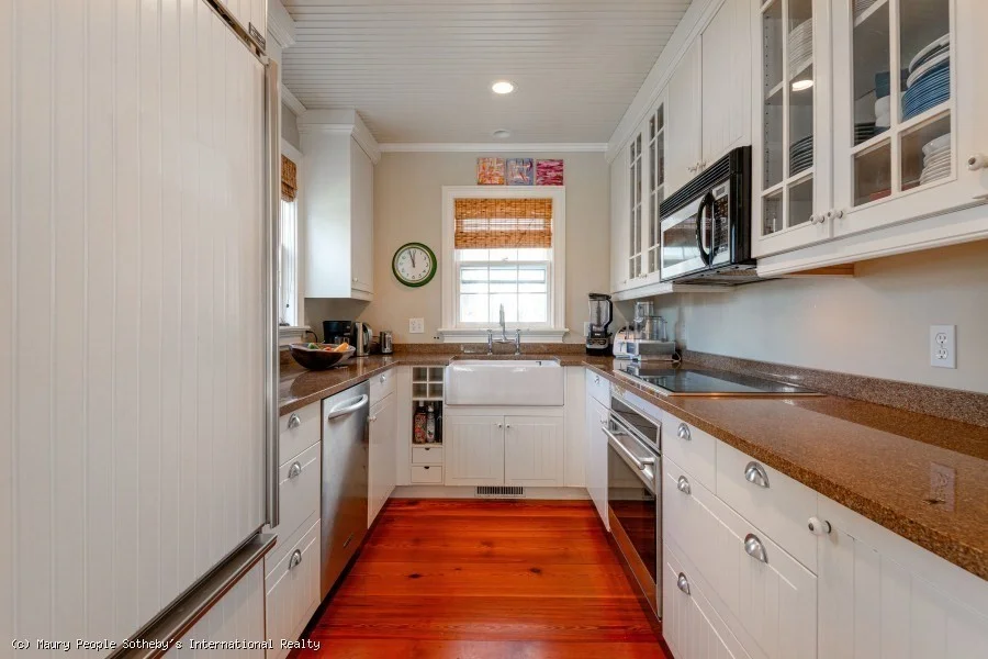 8+ bed, 4+ bath apartment for rent at 10 Mayhew, Nantucket — photo 30 of 42