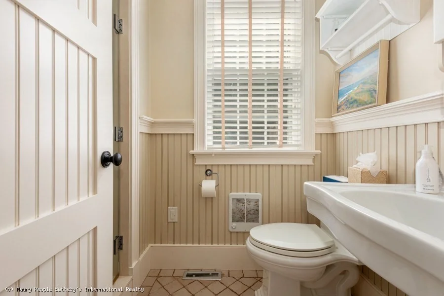 8+ bed, 4+ bath apartment for rent at 10 Mayhew, Nantucket — photo 32 of 42