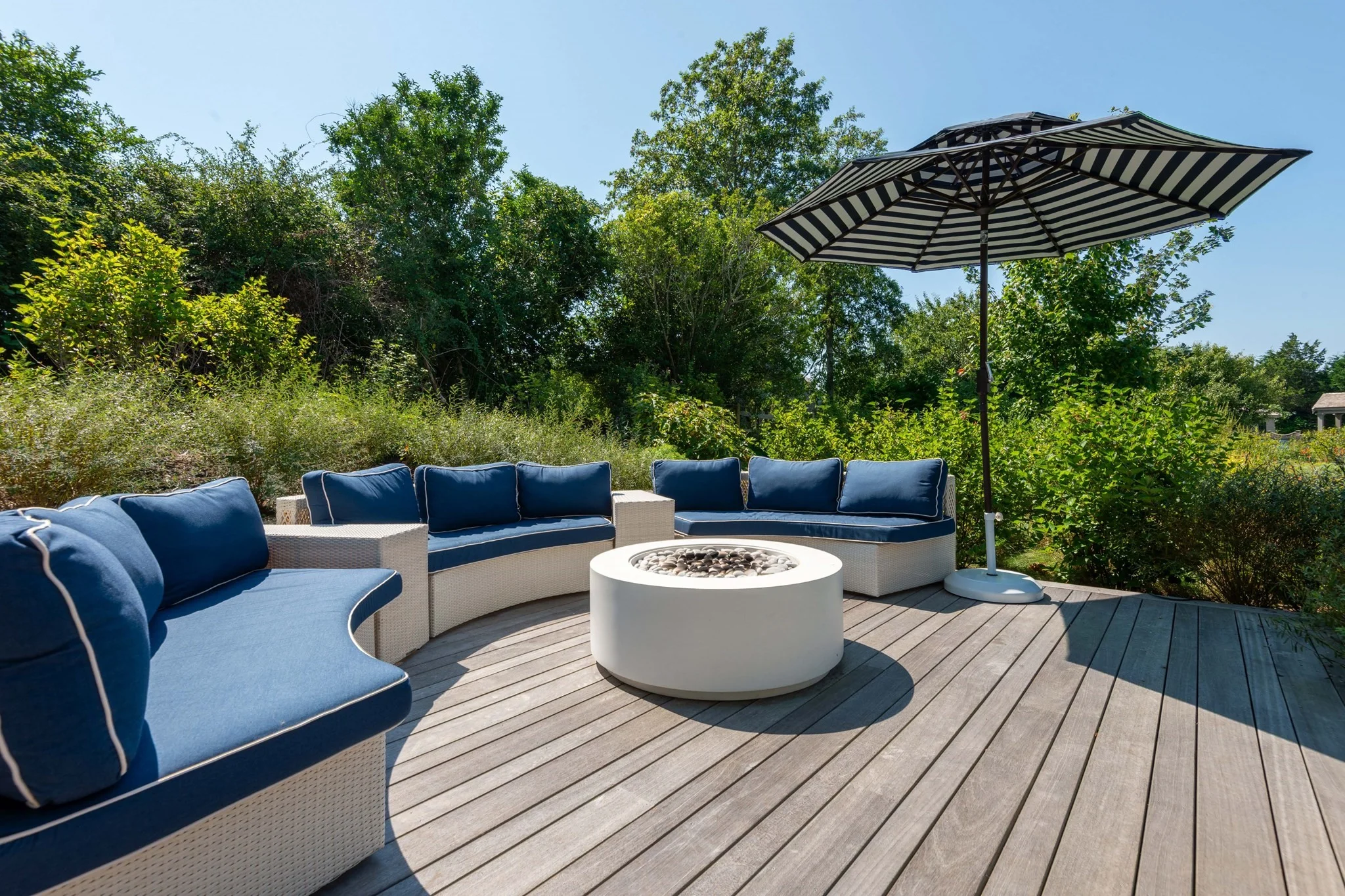 8+ bed, 4+ bath apartment for rent at 10 Mayhew, Nantucket — photo 38 of 42