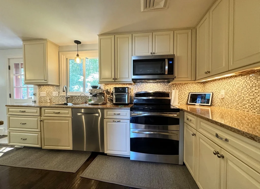 3 bed, 2 bath apartment for rent at 10 Meadowview Rd, Wayland — photo 13 of 33