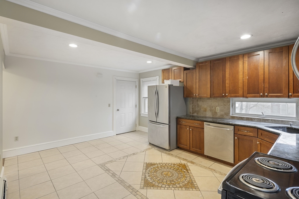 3 bed, 1 bath apartment for rent at 10 Mechanic St Unit 1/2, Attleboro — photo 2 of 14
