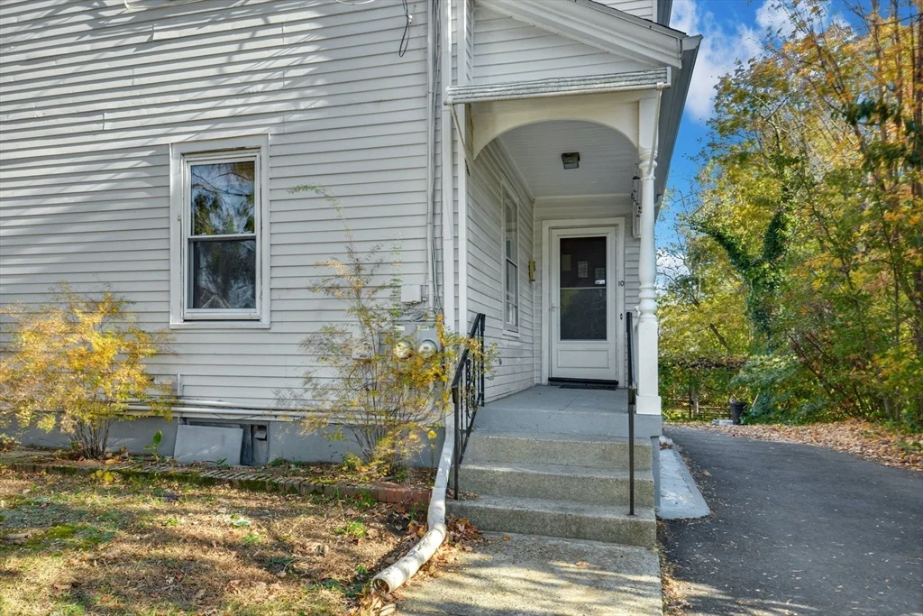 4 bed, 1 bath apartment for rent at 10 Middle Unit 10, Newton — photo 2 of 19