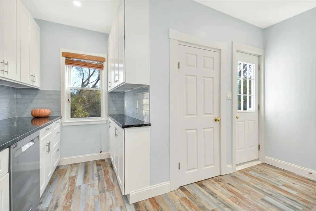 4 bed, 1 bath apartment for rent at 10 Middle Unit 10, Newton — photo 8 of 19