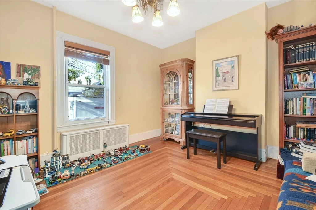 4 bed, 1 bath apartment for rent at 10 Middle Unit 10, Newton — photo 4 of 19