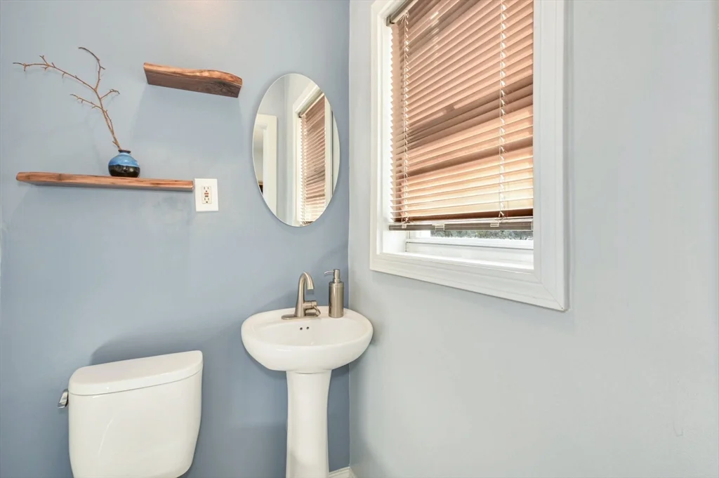4 bed, 1 bath apartment for rent at 10 Middle Unit 10, Newton — photo 9 of 19