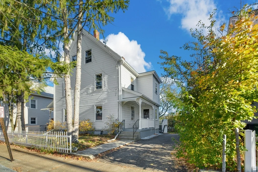 4 bed, 1 bath apartment for rent at 10 Middle Unit 10, Newton — photo 1 of 19