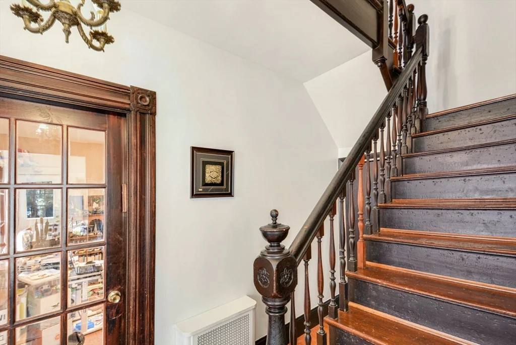 4 bed, 1 bath apartment for rent at 10 Middle Unit 10, Newton — photo 3 of 19
