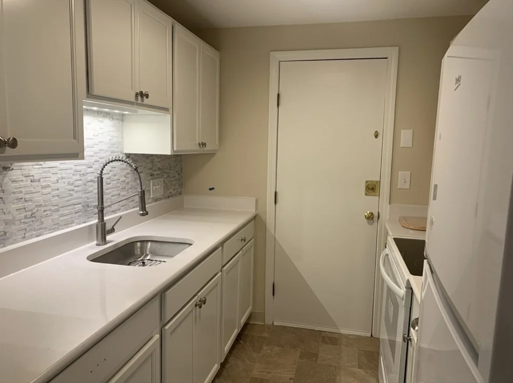 2 bed, 1 bath apartment for rent at 10 Mill St Unit X, Maynard — photo 4 of 17