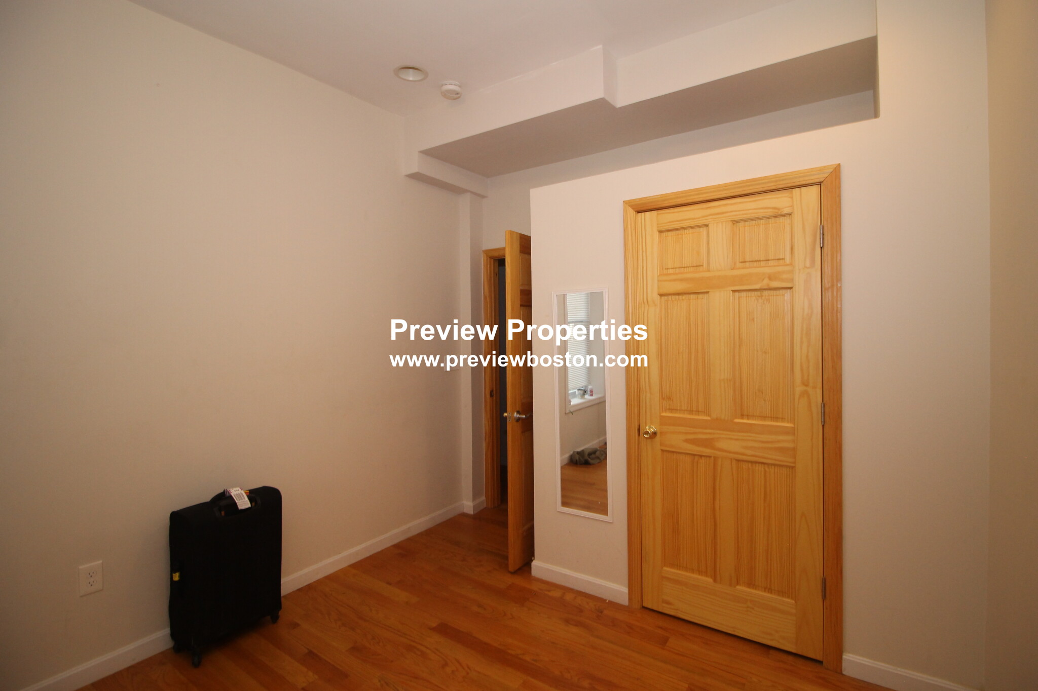 5 bed, 2 bath apartment for rent at 10 Moreland Unit 1P, Roxbury — photo 5 of 6