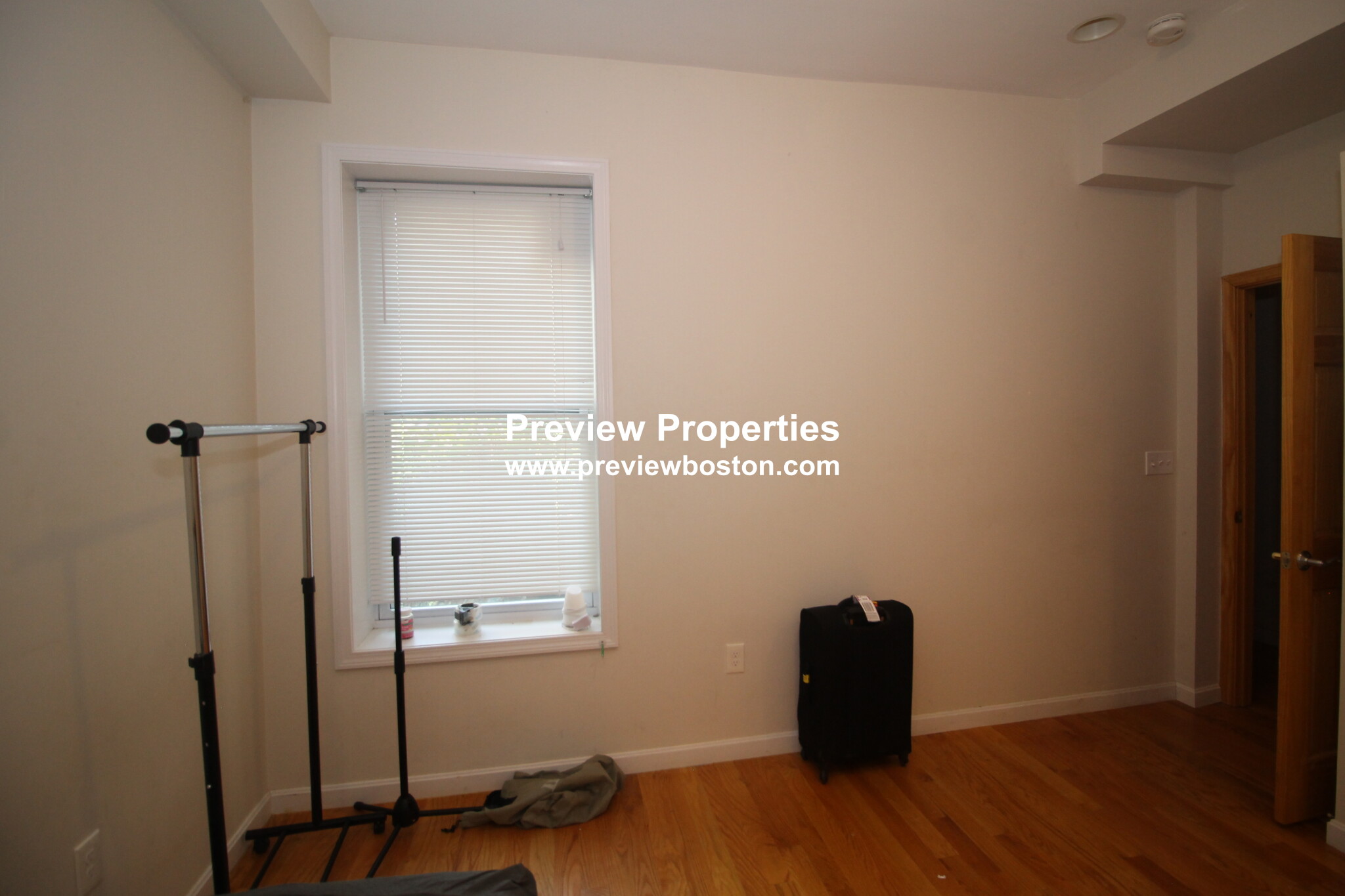 5 bed, 2 bath apartment for rent at 10 Moreland Unit 1P, Roxbury — photo 4 of 6