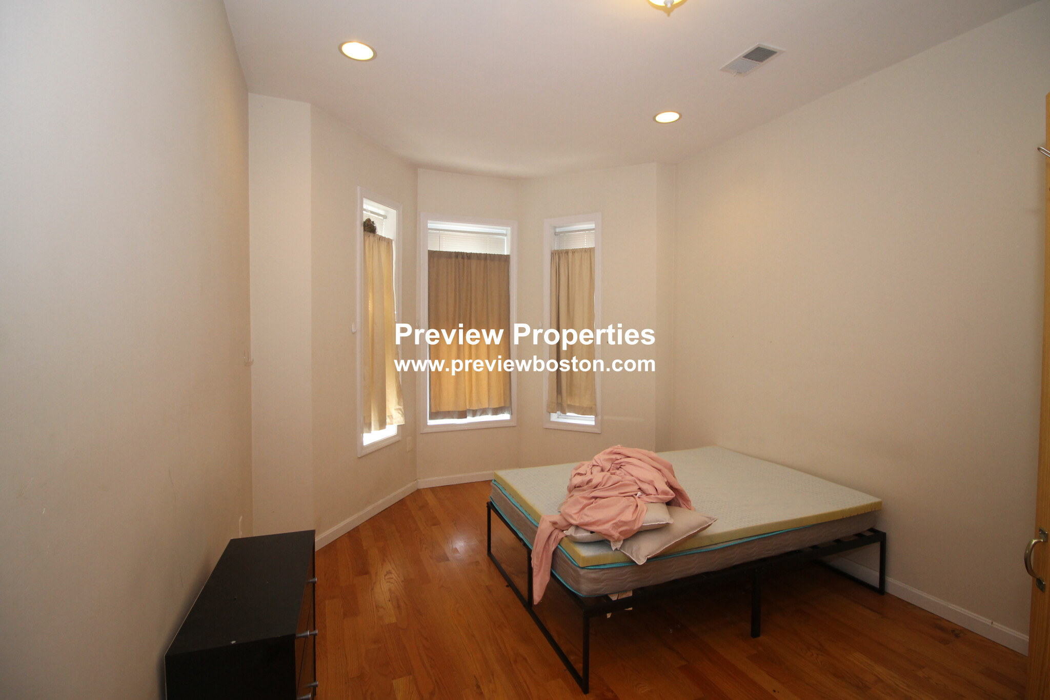 4 bed, 1.5 bath apartment for rent at 10 Moreland Unit 2P, Roxbury — photo 13 of 18