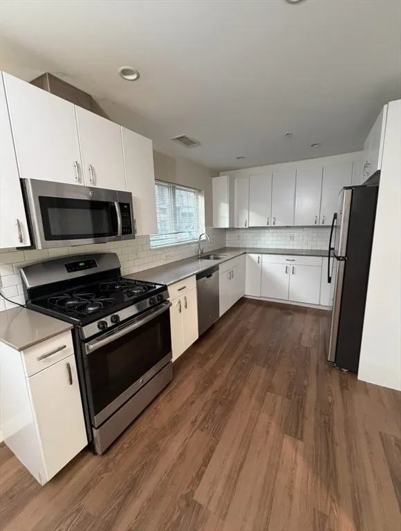 2 bed, 1 bath apartment for rent at 10 Myrtle Unit 5-1B, Waltham — photo 2 of 11