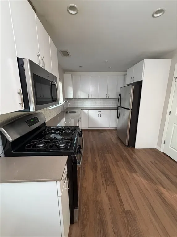 2 bed, 1 bath apartment for rent at 10 Myrtle Unit 5-1B, Waltham — photo 3 of 11