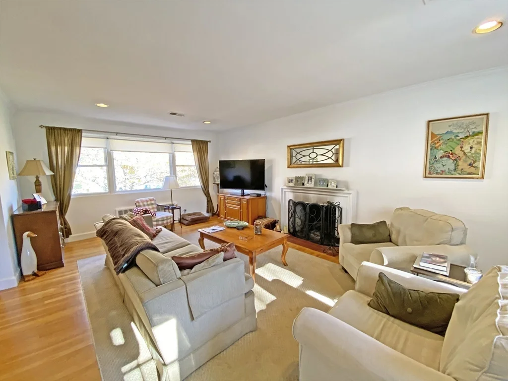 3 bed, 2 bath apartment for rent at 10 Nardone Rd, Newton Center — photo 3 of 19